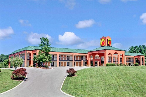 Super 8 by Wyndham Knoxville East image 1