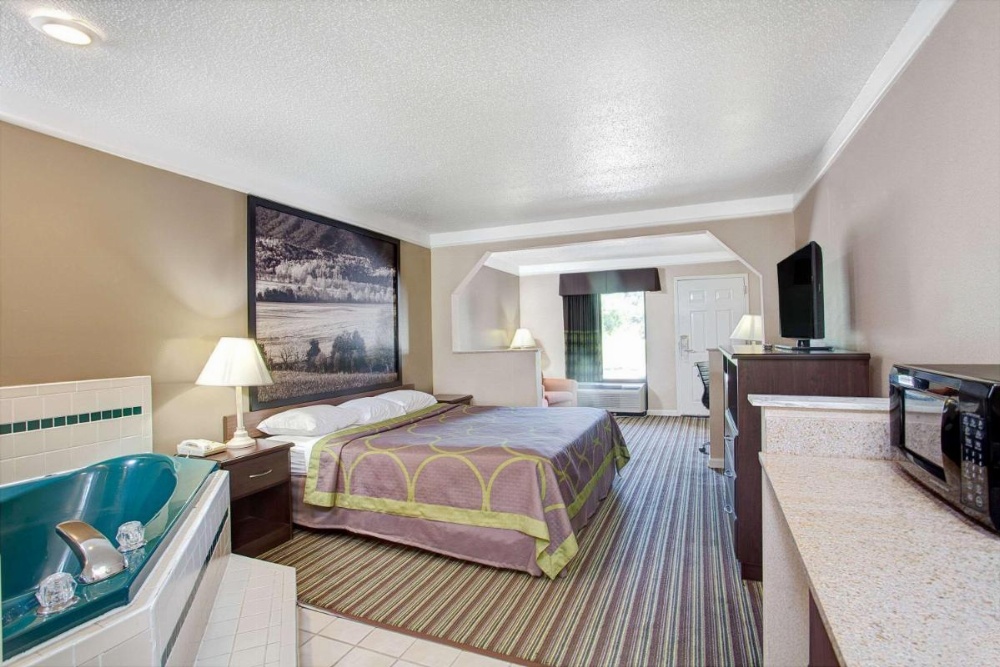 Super 8 by Wyndham Knoxville East Image 10