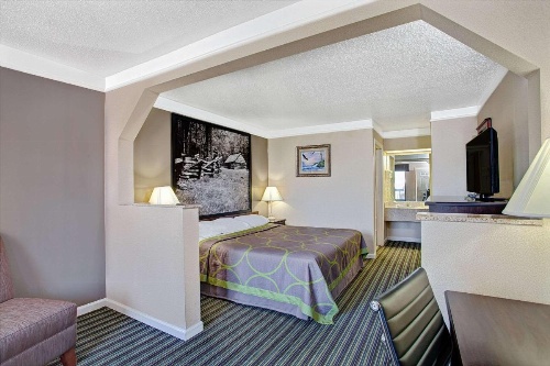 Super 8 by Wyndham Knoxville East image 11
