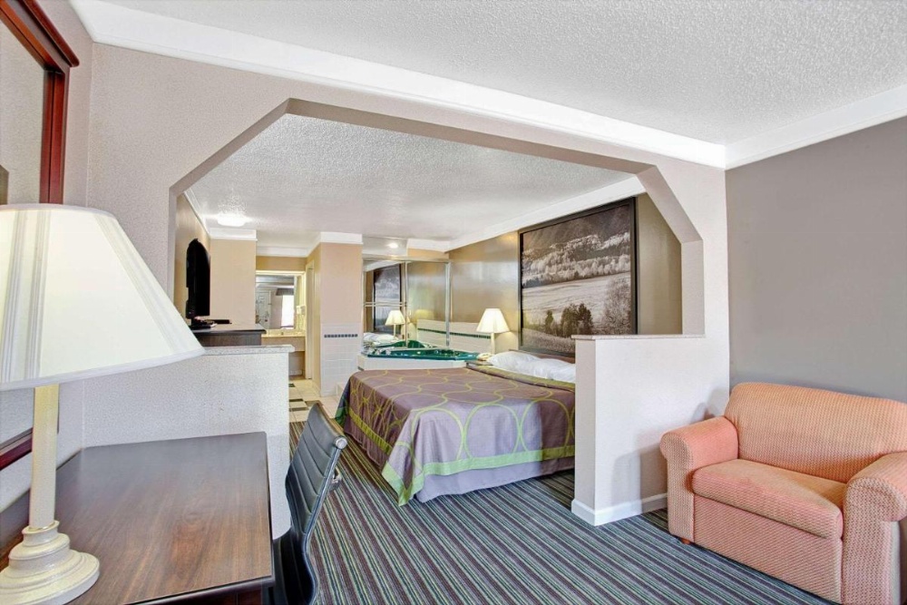 Super 8 by Wyndham Knoxville East Image 17
