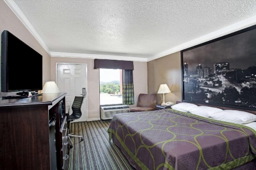 Super 8 by Wyndham Knoxville East image 19