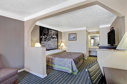 Super 8 by Wyndham Knoxville East image 3