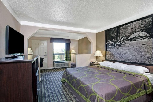 Super 8 by Wyndham Knoxville East image 5